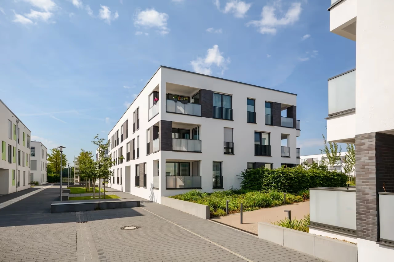 Immobilien mit Sachverstand - Immobilienberatung - Moderne Neubau Immobilien, Mehrfamilienhäuser in neuer Wohnanlage in der Stadt