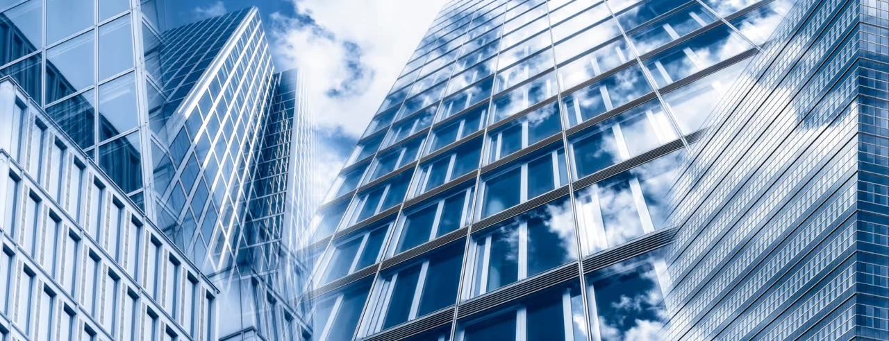 Immobilien mit Sachverstand - Immobilienberatung - Wolkenkratzer und Glasfassaden
