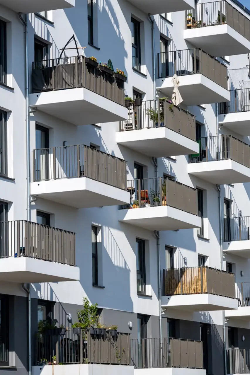 Immobilien mit Sachverstand - Immobilienberatung - Die Fassade eines modernen weißen Wohnhauses in Berlin, Deutschland